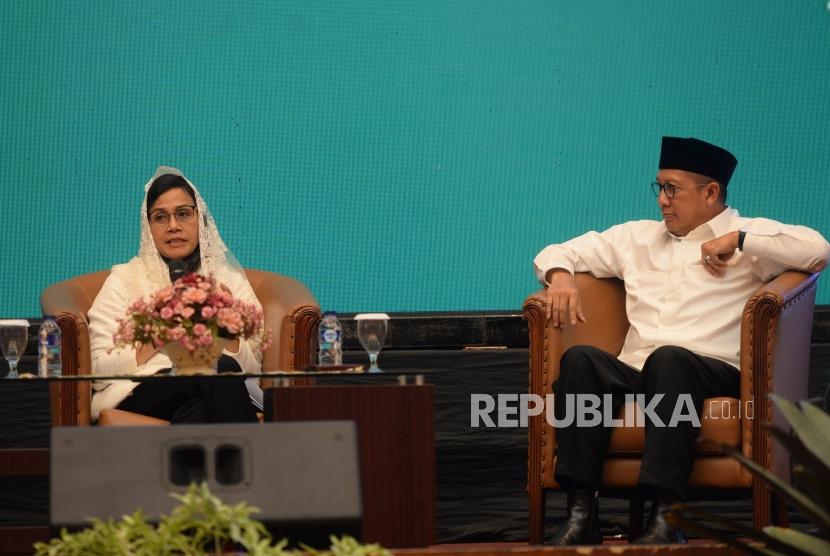 Peluncuran Santri LPDP. Menteri Agama Lukman Hakim Saifuddin (kanan) bersama Menkeu Sri Mulyani menjadi pembicara sebelum peluncuran beasiswa Santri LPDP di Jakarta, Senin (12/11).