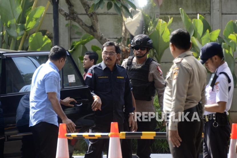 Gubernur Kepulauan Riau, Nurdin Basirun (kedua kiri) saat tiba untuk menjalani pemeriksaan intensif di Gedung KPK, Jakarta, Kamis (11/7).