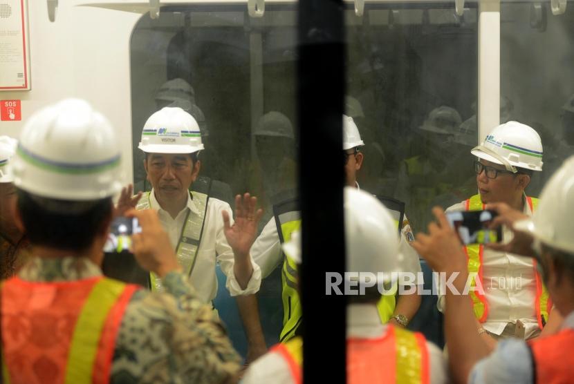 Presiden Joko Widodo saat mencoba menaiki kereta MRT di Stasiun Bundaran HI, Jakarta, Selasa (6/11).