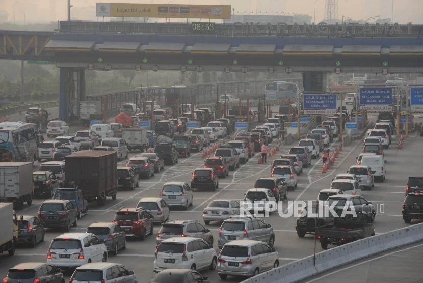 Sejumlah kendaraans antre  di Pintu masuk Tol Cikarang Utama, Jakarta, Saabtu (9/6).