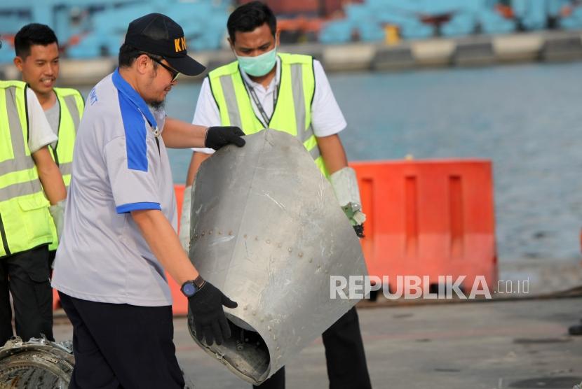 Petugas mengangkat puing pesawat Lion Air JT-610 yang jatuh di Tanjung Priok, Jakarta, Rabu (7/11).