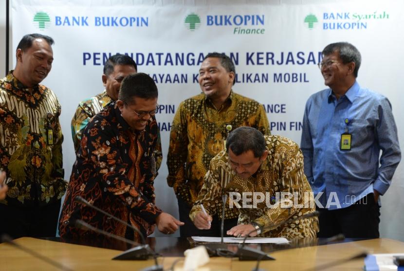 Kerjasama Pembiayaan Bukopin.  Direktur Utama Bukopin Finance Tri Djoko Roesiono (kedua kanan) menandatangani naskah saat  penandatanganan kerjasama antara Bank Bukopin dengan Bukopin Finance di Jakarta, Senin (29/1).