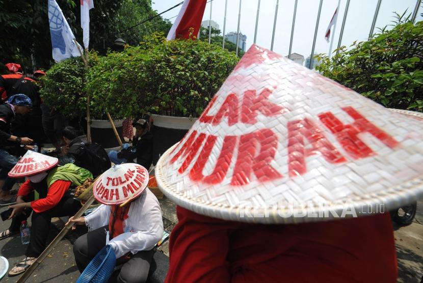 Buruh di berbagai kota di Indonesia berunjuk rasa menuntut kenaikan Upah Minimum Provinsi (UMP) 2021. 
