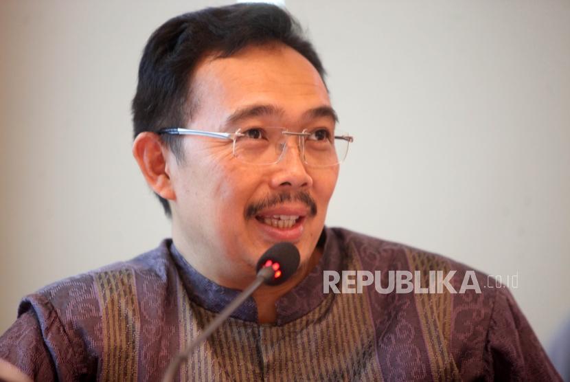 Anggota Dewan Pakar ICMI Muhammad Syafii Antonio memberikan paparanya saat acara Diskusi Dialektika ICMI di Kantor Pusat ICMI, Jakarta, Rabu (11/7).