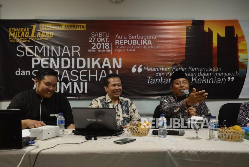 Ketua Umum PP Ikatan Pelajar Muhammadiyah Velandani Prakoso bersama Ketua PP Muhammadiyah Bidang Kesehatan dan Kesejahteraan Sosial Agus Taufiqurrohman (dari kedua kiri).
