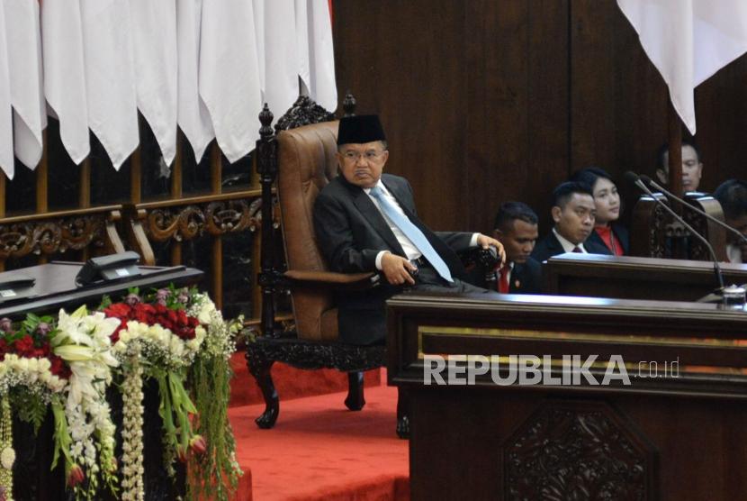 Wakil Presiden Jusuf Kalla saat menghadiri sidang paripurna dan pengucapan sumpah/janji anggota DPR,DPD dan MPR periode 2019-2024 di Kompleks Parlemen, Senayan, Selasa (1/10).