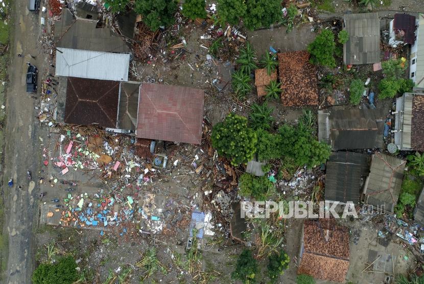 Suasana dampak kerusakan pasca bencana Tsunami di Kawasan Tanjung Lesung, Banten, Selasa (25/12).