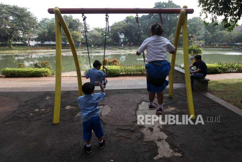 Sejumlah anak bermain ayunan di Taman Setu Lembang, Jakarta, Kamis (2/8).
