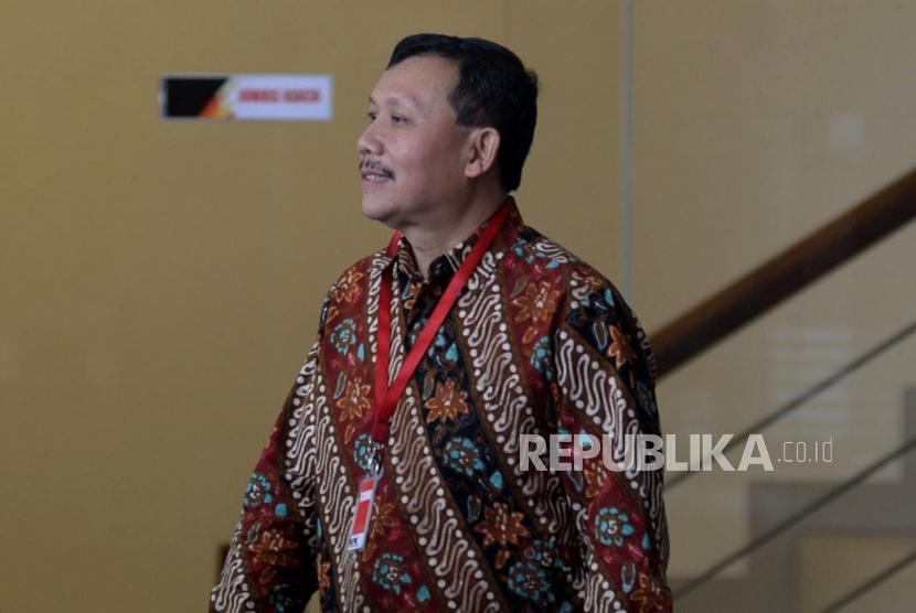 Sekretaris Daerah Jawa Barat Iwa Karniwa berjalan meninggalkan gedung seusai menjalani pemeriksaan di Gedung KPK, Jakarta, Jumat (30/8).