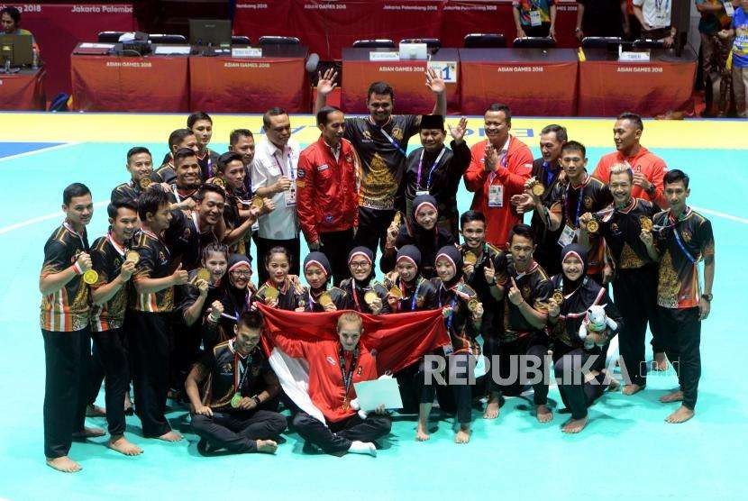 Presiden Joko Widodo bersama Ketua Umum Pengurus Besar Ikatan Pencak Silat Seluruh Indonesia Prabowo Subianto foto bersama atlet silat Indonesia usai pertandingan cabang olahraga silat Asian Games 2018 di Padepokan Pencak Silat TMII, Jakarta, Rabu (29/8).