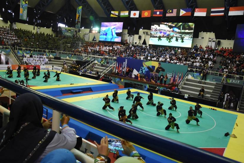 Pesilat asal Jakarta memeragakan sejumlah jurus pada upacara pembukaan pertandingan pencak silat 18th Asian Games Invitation Tournament di Padepokan Stadium, Jakarta, Sabtu (10/2).