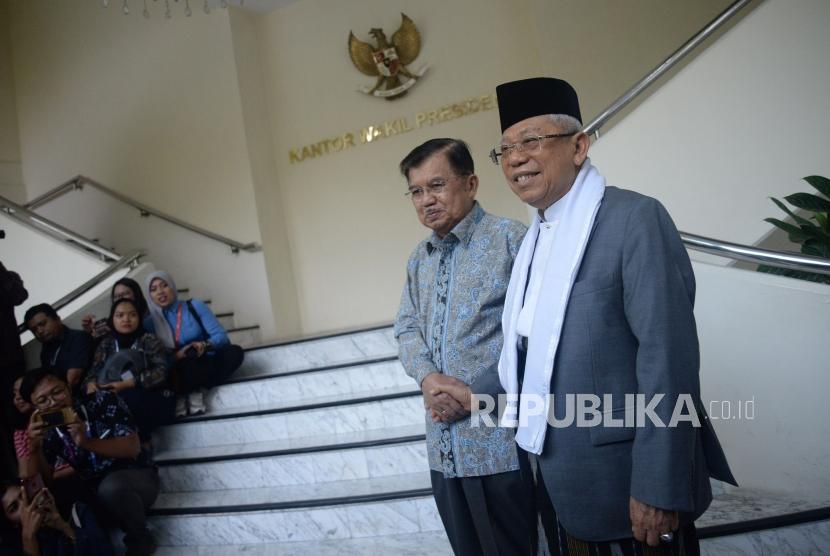 Wakil Presiden Jusuf Kalla berjabat tangan dengan Wakil Presiden terpilih KH Ma'ruf Amin sebelum melakukan pertemuan di Kantor Wapres, Jakarta, Kamis (4/7).
