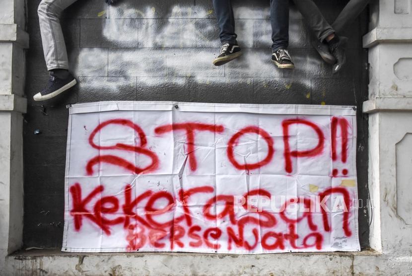 Mahasiswa dan pelajar melakukan aksi unjuk rasa di depan Gedung DPRD Provinsi Jawa Barat, Kota Bandung, Senin (30/9).
