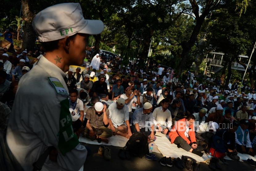 Sejumlah massa saat menggelar doa bersama pada Aksi Tahlil Akbar 266 di Jalan Medan Merdeka Barat, Jakarta, Rabu (26/6).