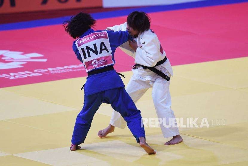 Atlet Judo Indonesia Ardela Yuli (biru) saat melawan Atlet Judo  Japan Nami Nabekura di Babak  Perempatfinal 63 Kgr cabang olaharaga Judo Asian Games, di JCC, Jakarta,Kamis (30/8).