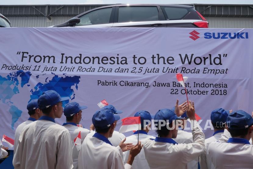 Karyawan di pabrik PT Suzuki Indomobil Motor (SIM), Cikarang, Kabupaten Bekasi, Jabar.