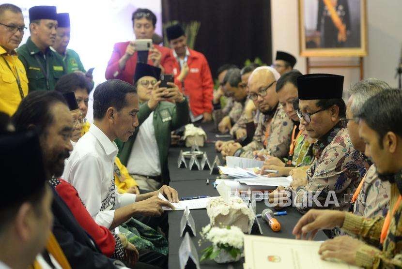 Pendaftaran Calon Presiden Jokowi. Pasangan Capres-Cawapres Joko Widodo (tengah kiri) menyerahkan berkas pendaftaran kepada Ketua KPU Arief Budiman (kedua kanan) di KPU Pusat, Jakarta, Jumat (10/8).