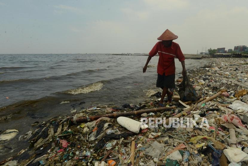 Muhammad Lasri (73) saat mencari sampah plastik untuk dijual kembali di Cilincing, Jakarta Utara, Kamis (22/11).