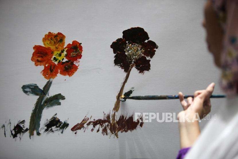 (Ilustrasi) Penyandang difabel melukis mural bunga di kanvas sepanjang 20 meter di Balai Kota DKI Jakarta, Kamis (11/10).