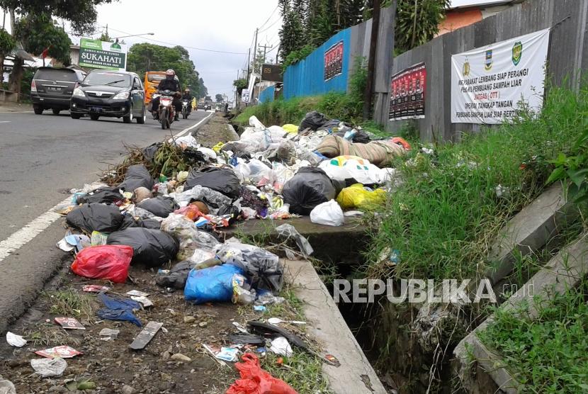 Tumpukan sampah yang umumnya jenis sampah rumah tangga yang didominasi sampah plastik menumpuk di pinggir Jalan Tangkuban Parahu, Kecamatan Lembang, Kabupaten Bandung Barat, Rabu (28/11).