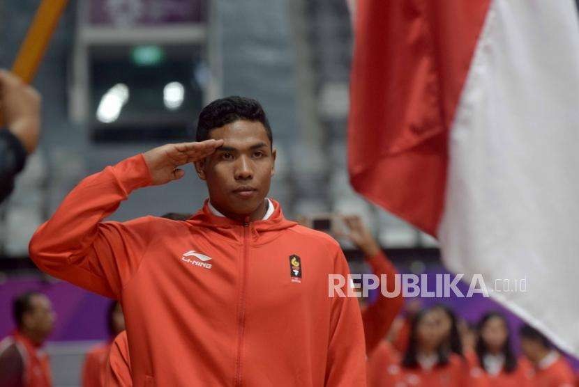 Atlet Atletik Indonesia, Lalu Muhammad Zohri  hormat kepada bendera Indonesia saat pengukuhan Atlet Kontingen Indonesia  untuk Asian Games 2018 di Istora Senayan, Jakarta, Ahad(5/8).