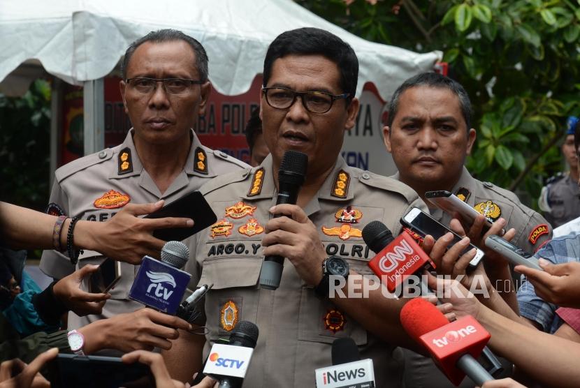 Kabid Humas Polda Metro Jaya Kombes Pol Argo Yuwono (tengah) memberikan keterangan terkait kasus ledakan di Parkir Timur Senayan di Polda Metro Jaya, Jakarta, Senin (18/2).
