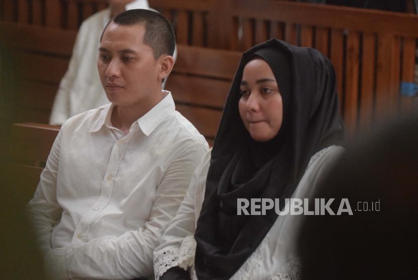 Terdakwa  kasus penipuan agen perjalanan umrah First Travel  Andika Surachman(kiri) dan Anniesa Hasibuan (kanan) menjalani persidangan vonis  di Pengadilan Negeri Depok, Jawa Barat, Selasa (30/5).