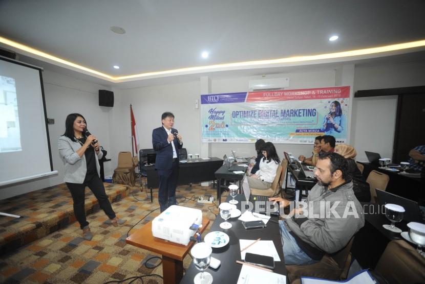 Pakar Digital Marketing Alya Mirza(kiri) bersama chairman IITCF Priyadi Abadi (kanan) memberikan materi dalam seminar digital marketing untung agen travel, di Hotel Sofyan Inn, Tebet, Jakarta, Ahad (19/2).