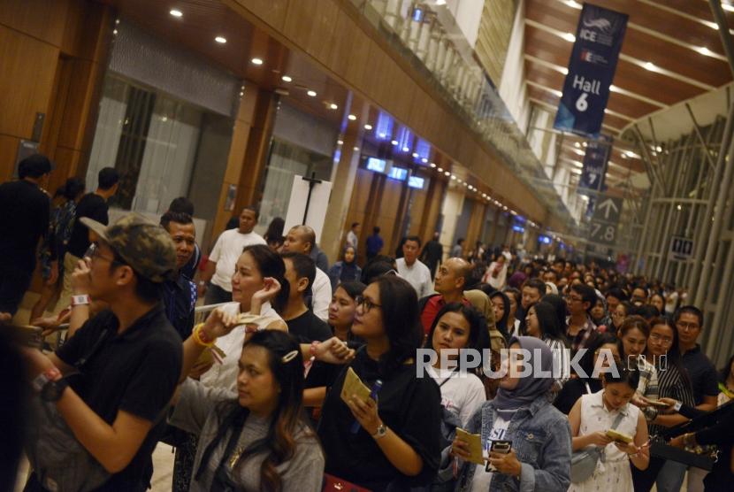 Sejumlah penonton mengantre untuk menonton boyband Westlife pada konser Westlife-The Twenty Tour 2019 di Indonesia Convention Exhibition (ICE) BSD, Tangerang, Banten, Selasa (6/8).