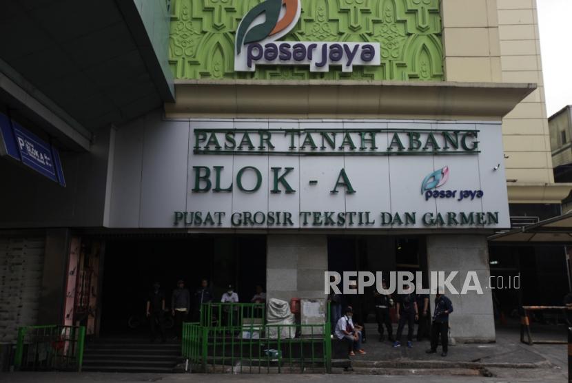 Pusat pertokoan Tanah Abang tutup sebagai dampak dari aksi unjuk rasa di depan gedung Bawaslu, Jakarta, Rabu (22/5).