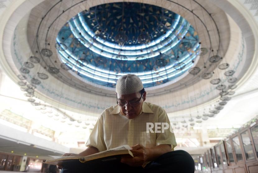 Umat muslim saat melaksanakan Tadarus Al-Quran di Masjid At-Tin, Jakarta, Ahad (12/5).