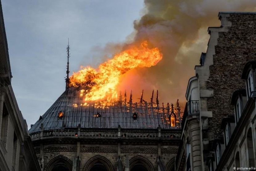 Presiden Prancis: Kami Akan Bangun Kembali Katedral Ini
