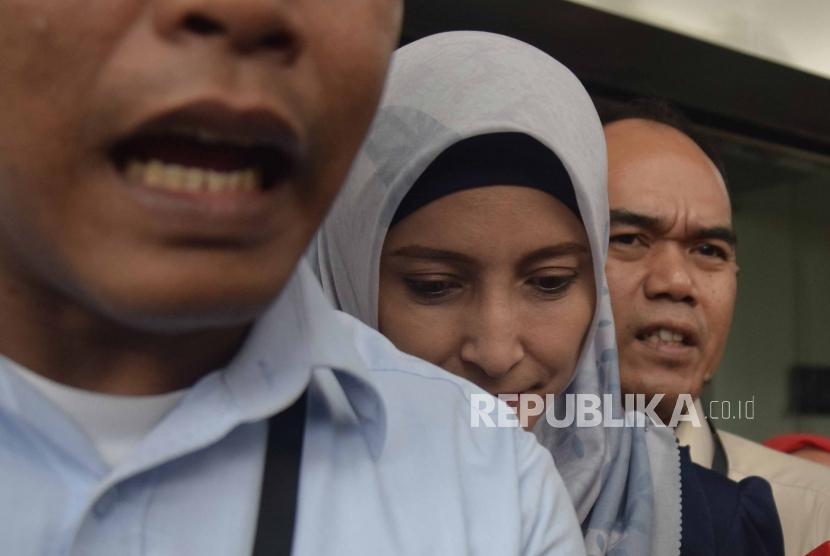 Artis,  Inneke Koesherawati  menghindari  wartawan  usai menjalani pemeriksaan di Komisi Pemberantasan Korupsi (KPK), Jakarta, Selasa (24/7).