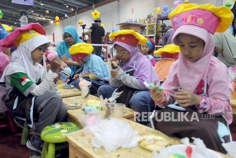 Membuat dan menghias kue dapat melatih kreativitas anak.