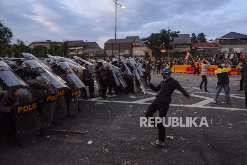 Massa mahasiswa dan pelajar berunjuk rasa di depan gedung DPR RI, Senanyan, Jakarta, Senin (30/9/2019).