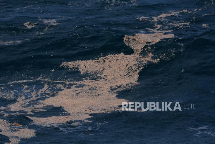 Sisa-sisa aktivitas Gunung Anak Krakatau terapung di Perairan Selat Sunda, Lampung Selatan, Jumat (28/12).