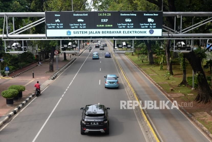 Sejumlah kendaraan melaju di bawah gerbang electronic road pricing (ERP) di Jalan Medan Merdeka Barat, Jakarta, Ahad (20/1).