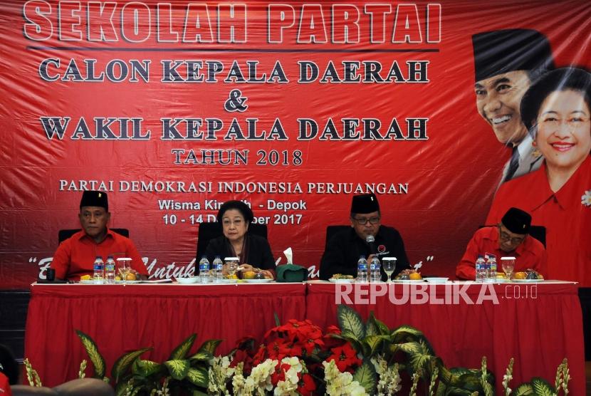 Sekolah Calon Kepala Daerah PDIP. Kepala Sekolah Partai Calon Kepala Daerah PDI Perjuangan Komarudin Watubun bersama Ketua Umum PDI Perjuangan Megawati Soekarno Putri, Sekjen PDI Perjuangan Hasto Kristiyanto dan Ketua DPP PDIPerjuangan Bidang Ideologi dan Kaderisasi Idham Samawi (dari kiri) menghadiri pembukaan sekolah partai calon kepala daerah PDI Perjuangan di Wisma Kinasih, Tapos, Depok, Jawa Barat, Selasa (12/12).