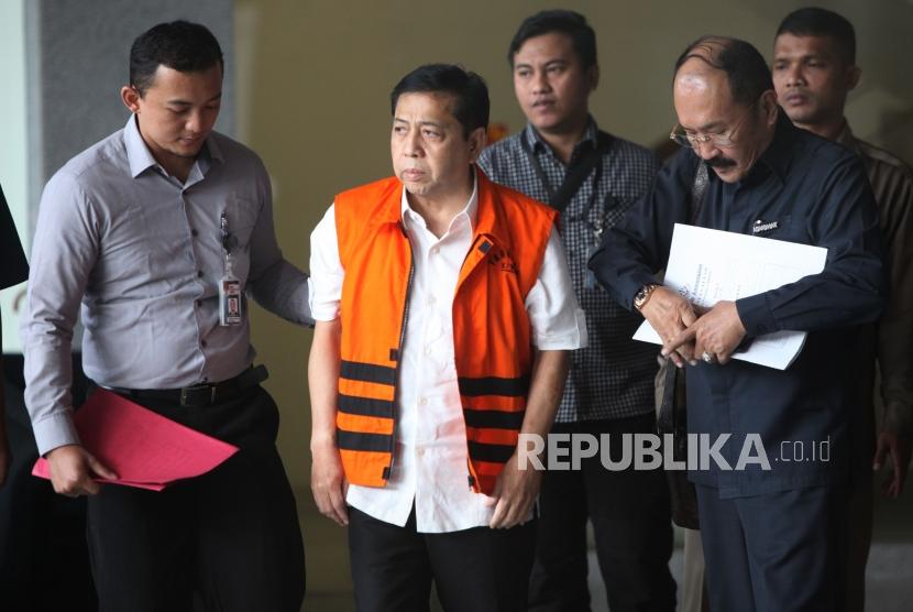 Tersangka kasus korupsi KTP elektronik Setya Novanto (tengah) didampingi Pengacara Fredrich Yunadi (kanan) 