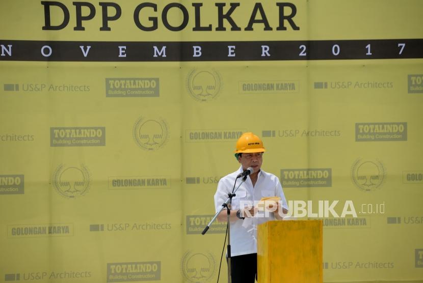Ketua Umum Partai Golkar Setya Novanto memberikan sambutan saat  gedung baru Partai Golkar di DPP Partai Golkar di Jakarta, Ahad (12/11).