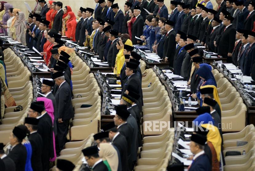 Sejumlah anggota DPR,DPD dan MPR mengikuti sidang paripurna dan pengucapan sumpah/janji anggota DPR,DPD dan MPR periode 2019-2024 di Kompleks Parlemen, Senayan, Selasa (1/10).