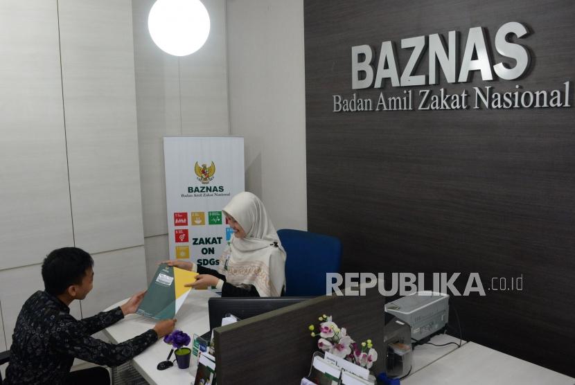 Petugas amil melayani muzaki di counter layanan muzaki Badan Amil Zakat Nasional (Baznas).