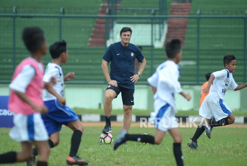 Legenda Inter Milan Javier Zanetti hadir sekaligus memberikan bimbingan langsung pada anak didik pada peluncuran Akademi Persib yang merupakan partnership program bersama Inter Academy di Stadion Siliwangi, Kota Bandung, Selasa (13/2).