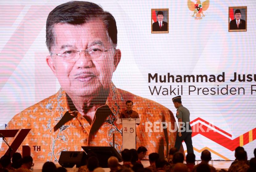 Wakil Presiden Jusuf Kalla bersiap memberikan sambutan dalam acara seminar nasional perekonomian di Jakarta, Jumat (9/8).