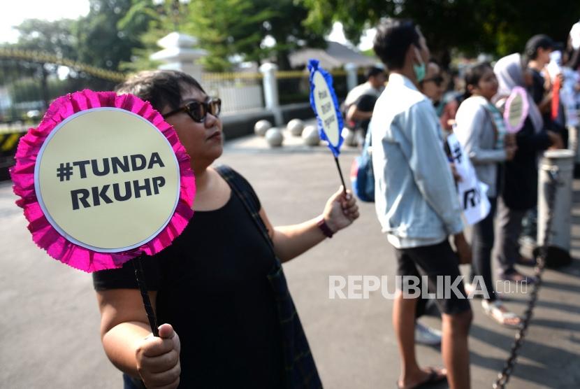 Tolak RKUHP. Peserta aksi dari Aliansi Reformasi KUHP Yogyakarta menggelar aksi di depan Gedung Agung, Yogyakarta, Senin (16/9/2019).