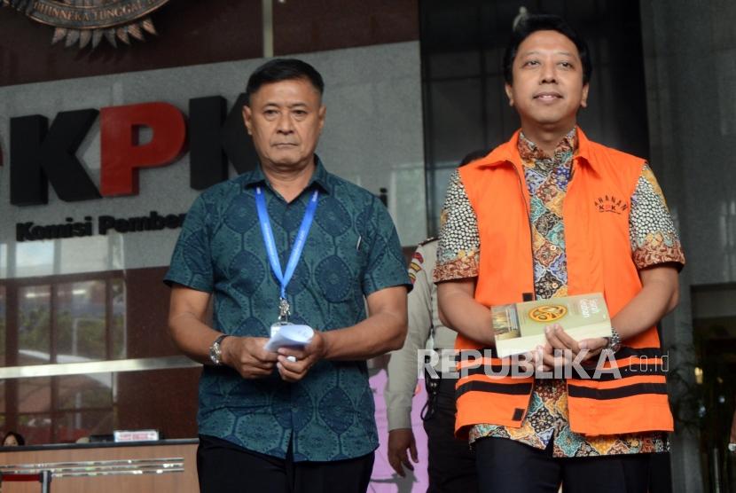 Tersangka kasus dugaan suap seleksi pengisian jabatan di Kementerian Agama Romahurmuziy usai menjalani pemeriksaan di Gedung KPK, Jakarta, Jumat (22/3).