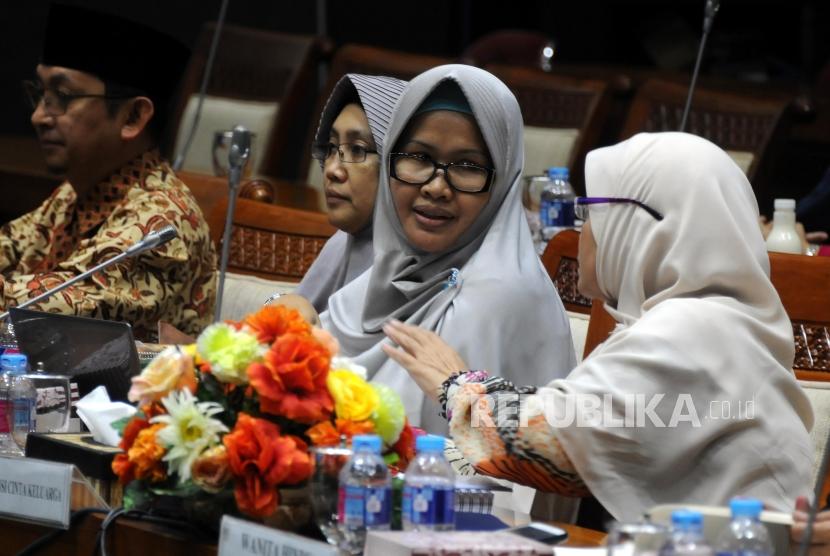Ketua Bidang Kajian Aliansi Cinta Keluarga (AILA) Dinar Dewi Kania (kedua kanan) menghadiri saat Rapat Dengar Pendapat (RDP) bersama Komisi VIII DPR RI di Gedung Nusantara II DPR RI, Jakarta, Rabu (31/1).