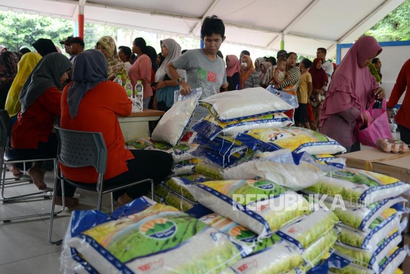 Sejumlah warga mengambil pangan yang telah dibeli dari program Bantuan Pangan Non Tunai (BPNT) di kawasan Lenteng Agung, Jakarta, Kamis (4/4).