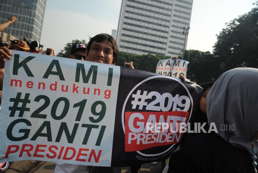 Peserta Aksi 2019 Ganti Presiden bertemu denga peserta jalan santai dia sibuk kerja di hari bebas kendaraan bermotor di Kawasan Bundaran Hotel Indonesia, Jakarta, Ahad (29/4).