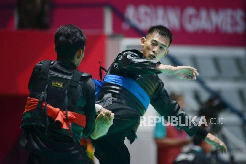 Pesilat Indonesia Iqbal Candra Pratama (pita biru) bertanding melawan Pesilat Malaysia Mohamad Zarish Hakim Shukor pada babak perempat final cabang pencak silat putra kelas D 60-65 kg Asian Games 2018 di Padepokan Pencak Silat TMII, Jakarta, Jumat (24/8).